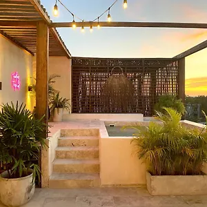*Casa Tropical* Penthouse With Rooftop & Private Pool Apartment